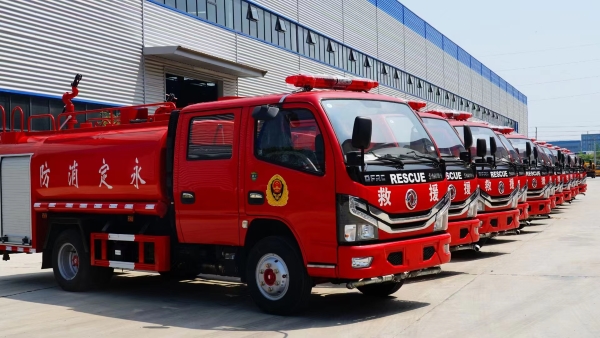 東風小多利卡5方消防灑水車批量發車